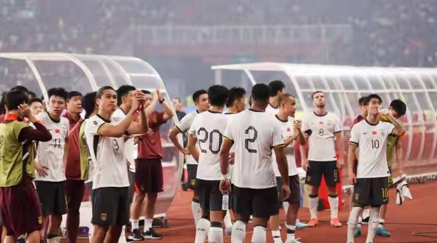 大国之间的比赛，球迷热情支持