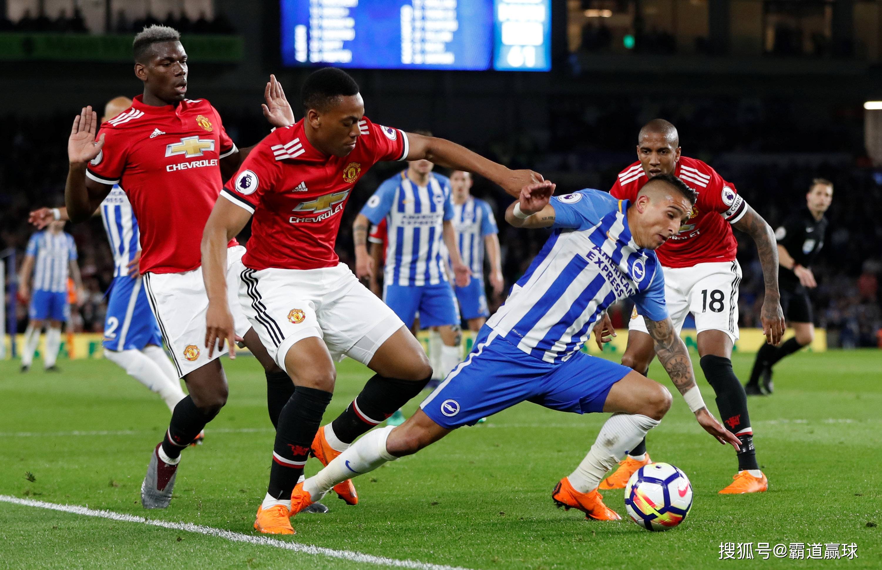  莱万多夫斯基赛事官方发布大胜新规，曼联争议不断！